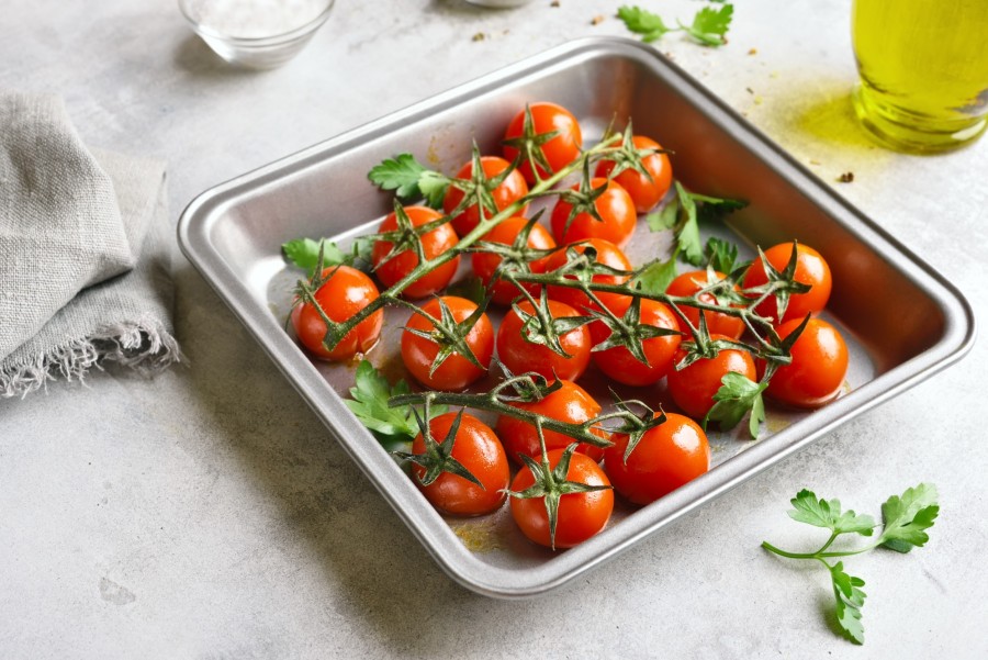 Comment peut-on préparer des tomates au four pour les rendre plus juteuses ou plus croquantes ?