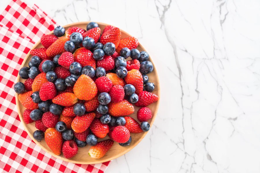 L'art et la manière de préparer une salade de fruits rouges