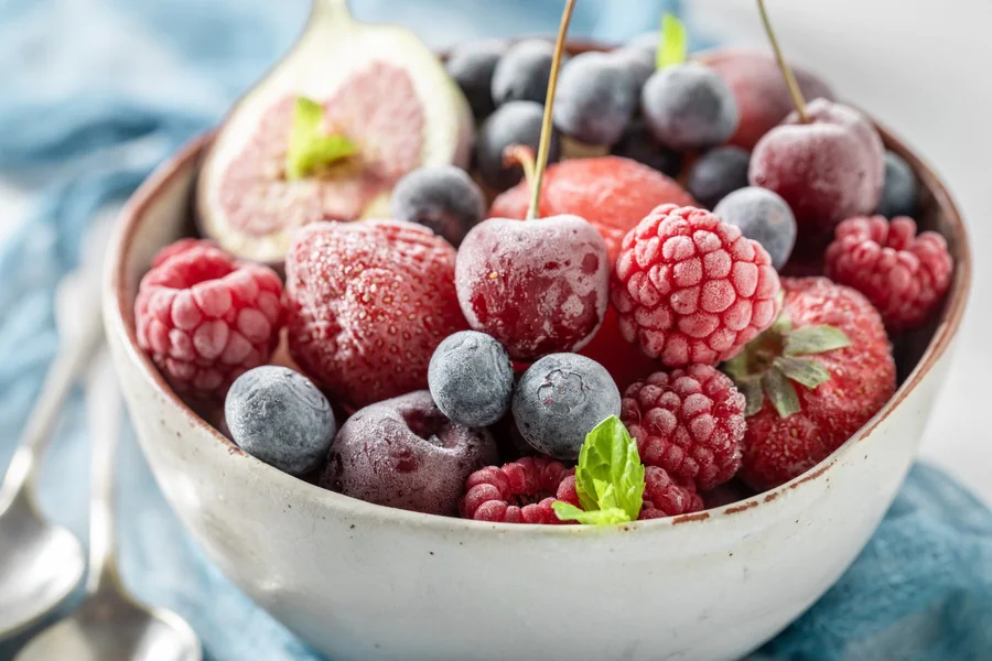 Quelle est la meilleure façon de présenter une salade de fruits rouges pour impressionner ses convives ?