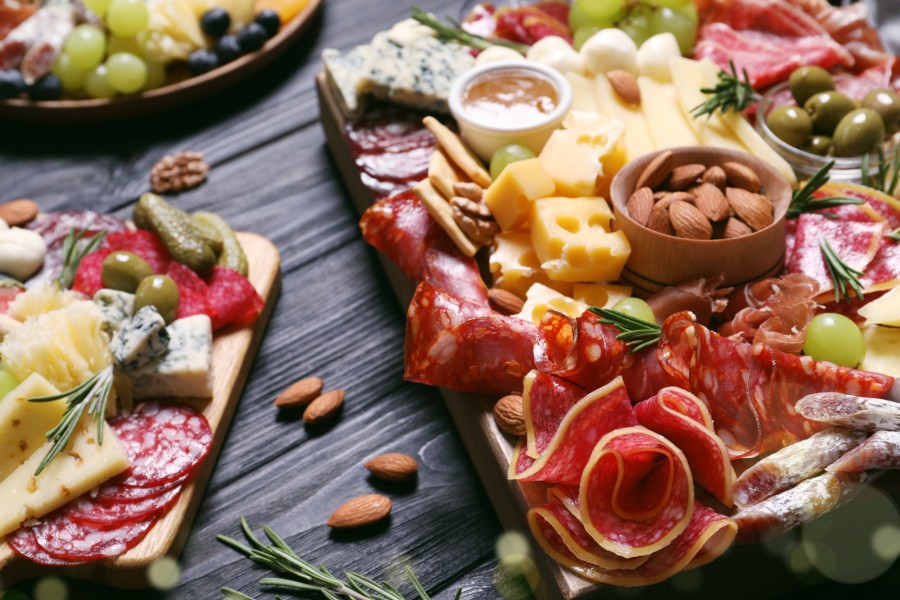 Quelles charcuteries choisir pour une planche apéro charcuterie fromage ?