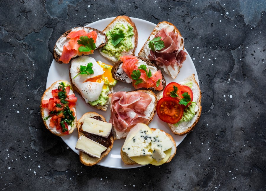 Quels sont les ingrédients souvent utilisés pour un toast apéritif ?