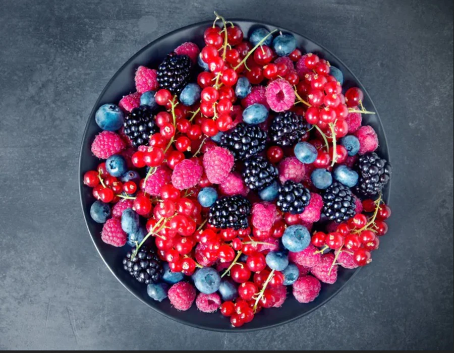 L'art et la manière de préparer une salade de fruits rouges